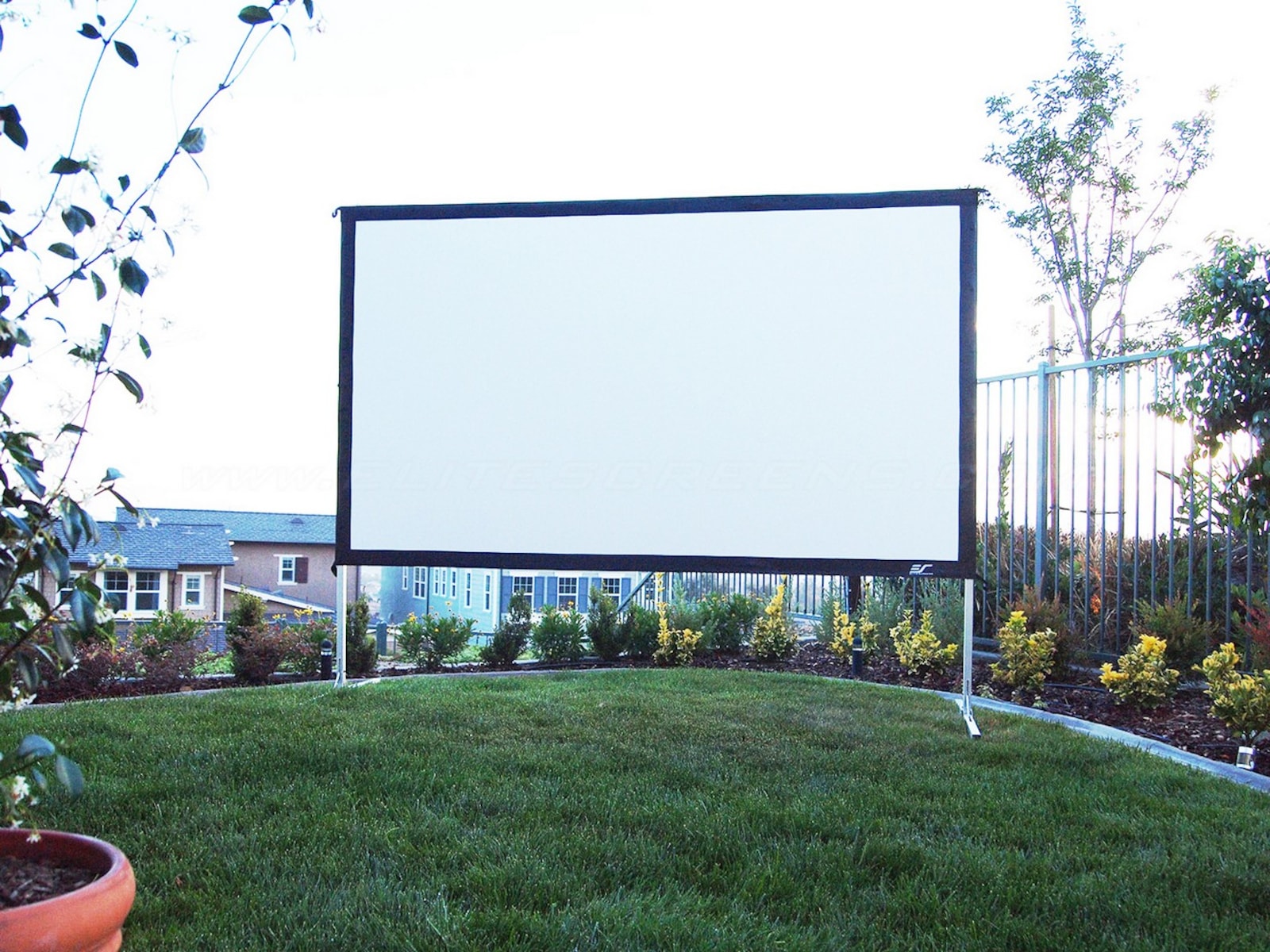 Elite Screens 120" portabelt utendørs lerret Projektorlerret