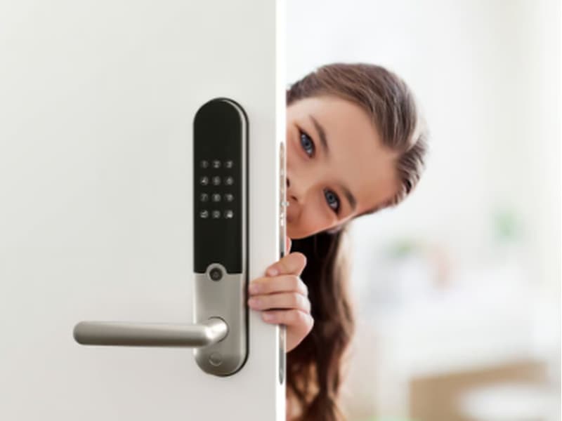 Yale Doorman L3S Flex Smart lås (børstet stål) Elektronisk dørlås