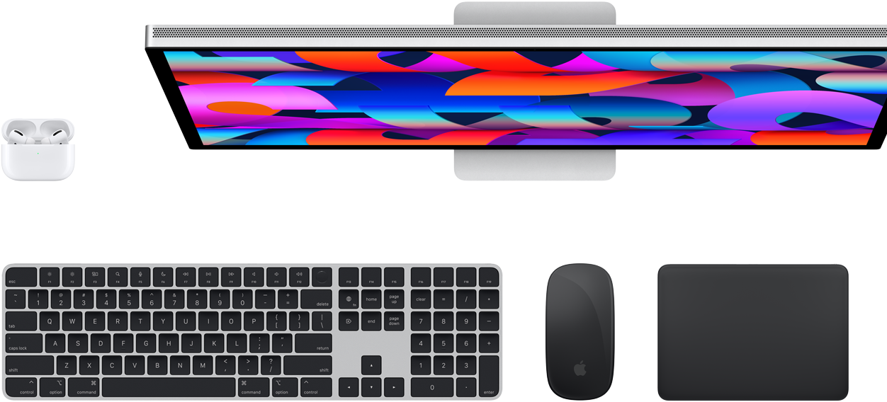 AirPods, Studio Display, Magic Keyboard, Magic Mouse og Magic Trackpad sett ovenfra.