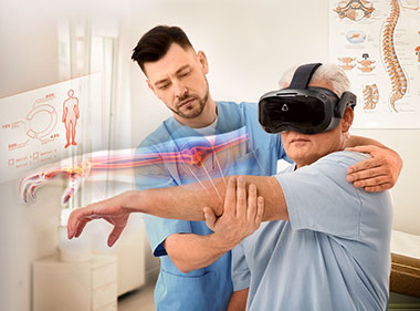Fysioterapeut hjelper pasient som har på seg VR-briller.