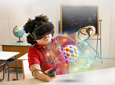 Gutt leker med VR i naturfagstimen