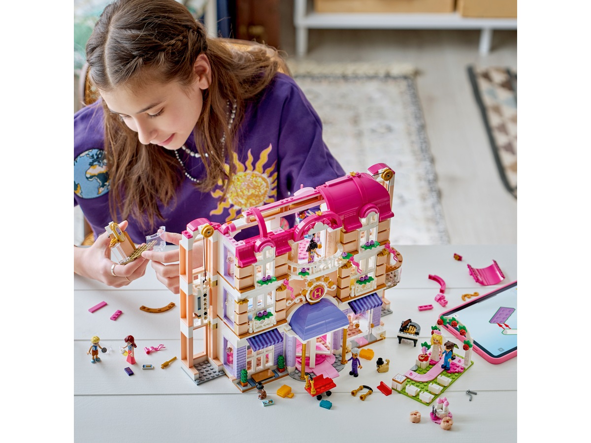 LEGO Friends Heartlake Citys Grand Hotel 42704 LEGO