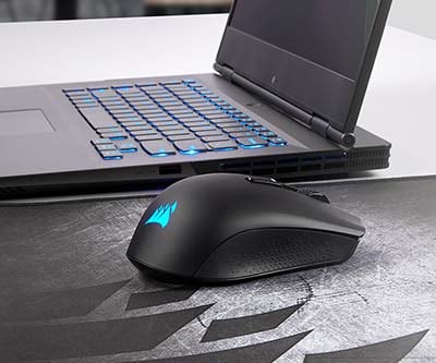 Corsair Harpoon Gaming mus på musematte sammen med et corsair tastatur