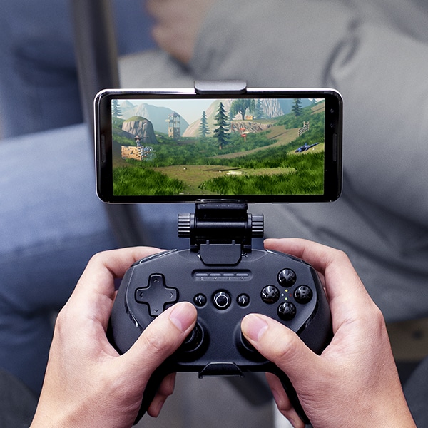 SteelSeries Stratus Duo Kontroller med telefon og det spilles et spill SteelSeries Stratus Duo Kontroller med telefon og det spilles et spill