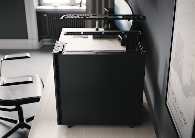 Paneler som åpnes fra toppen uten bruk av verktøy, gir rask tilgang samtidig som det forhindrer fall Paneler som åpnes fra toppen uten bruk av verktøy, gir rask tilgang samtidig som det forhindrer fall