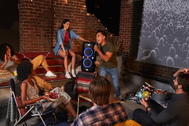 Syng, rap, spill – skru så opp bassen og se dansegulvet komme til live. Syng, rap, spill – skru så opp bassen og se dansegulvet komme til live.