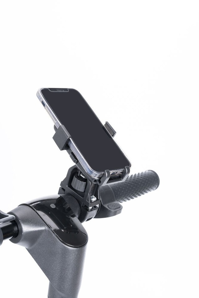 Praktisk holder for mobil når du kjører sparkesykkel