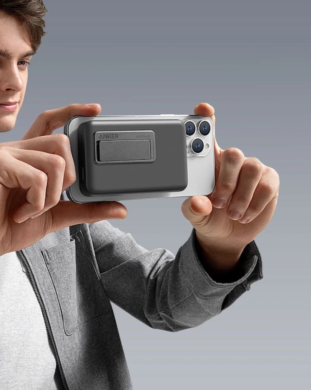 Fest den bærbare laderen på baksiden av telefonen din