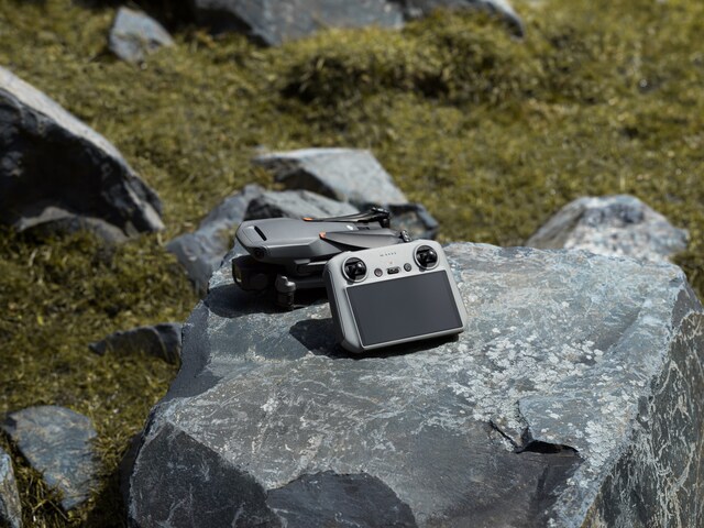 Mavic 3 Classic + fjernkontroll på skjermen Mavic 3 Classic + fjernkontroll på skjermen