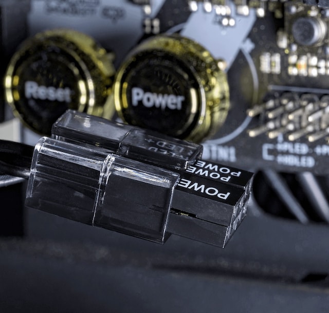 Kablene på frontpanelet er allerede gruppert i en modulær plastmuffe