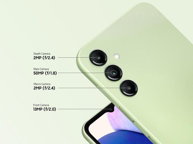 To enheter, begge i lysegrønt, viser baksiden og forsiden. Til høyre viser baksiden av enheten dybdekmaeraet på 2 MP f2.4, hovedkameraet på 50 MP f1.8 og makrokameraet på 2 MP f2.4. Til venstre viser forsiden av enheten frontkameraet med 13 MP f2.0. To enheter, begge i lysegrønt, viser baksiden og forsiden. Til høyre viser baksiden av enheten dybdekmaeraet på 2 MP f2.4, hovedkameraet på 50 MP f1.8 og makrokameraet på 2 MP f2.4. Til venstre viser forsiden av enheten frontkameraet med 13 MP f2.0.