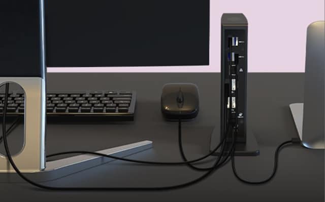 En dokkingstasjon med en rekke tilkoblinger