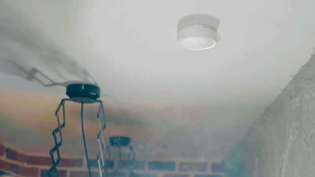 Sender et øyeblikkelig varsel og avgir alarm Sender et øyeblikkelig varsel og avgir alarm