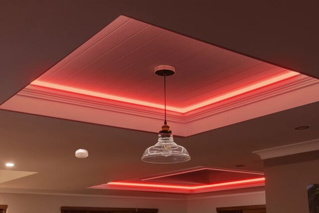 Slår på nødlys og låser opp alle dører Slår på nødlys og låser opp alle dører