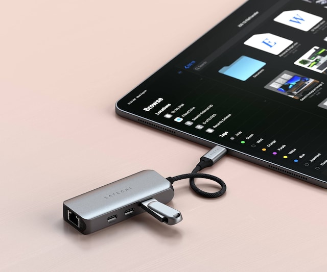 Utstyrt med en 2,5 Gigabit Ethernet-port og tre USB-C 3.2 Gen 2-porter.